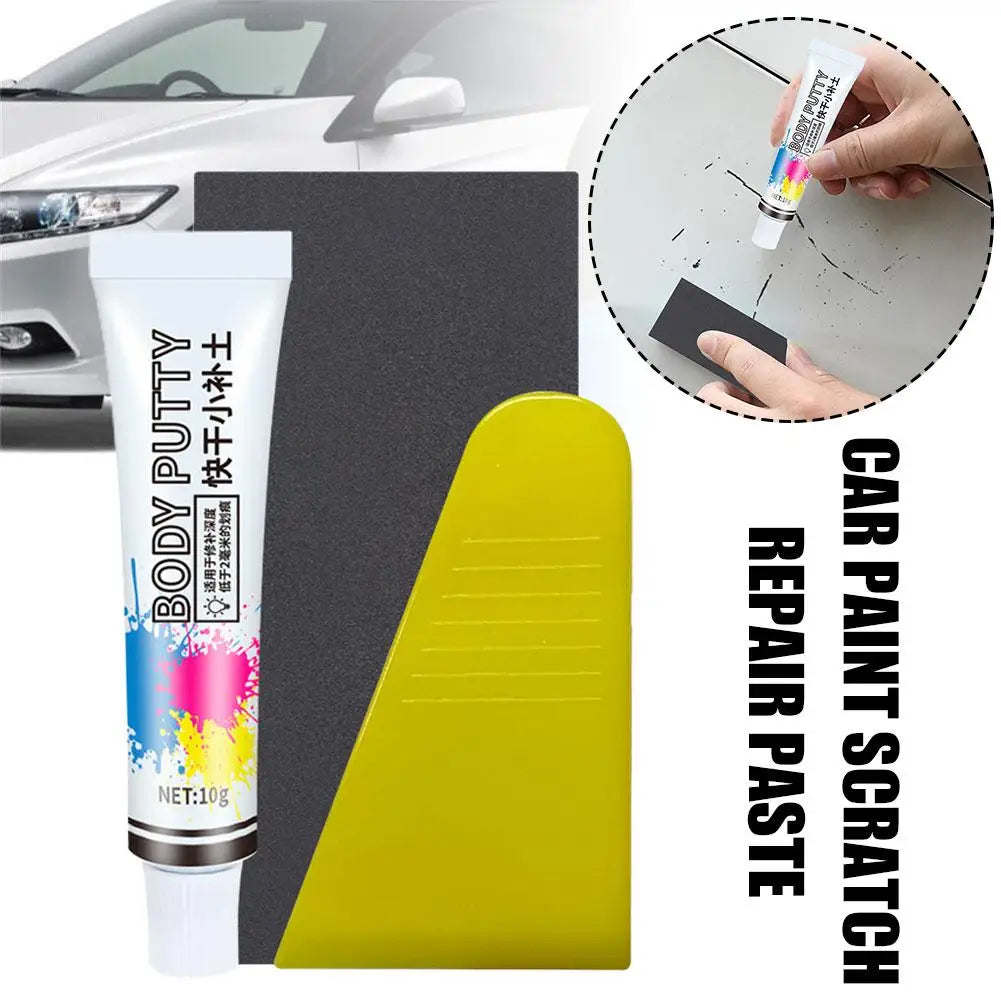 Tube de pâte à poncer pour voiture, à côté d'un applicateur en plastique jaune.
