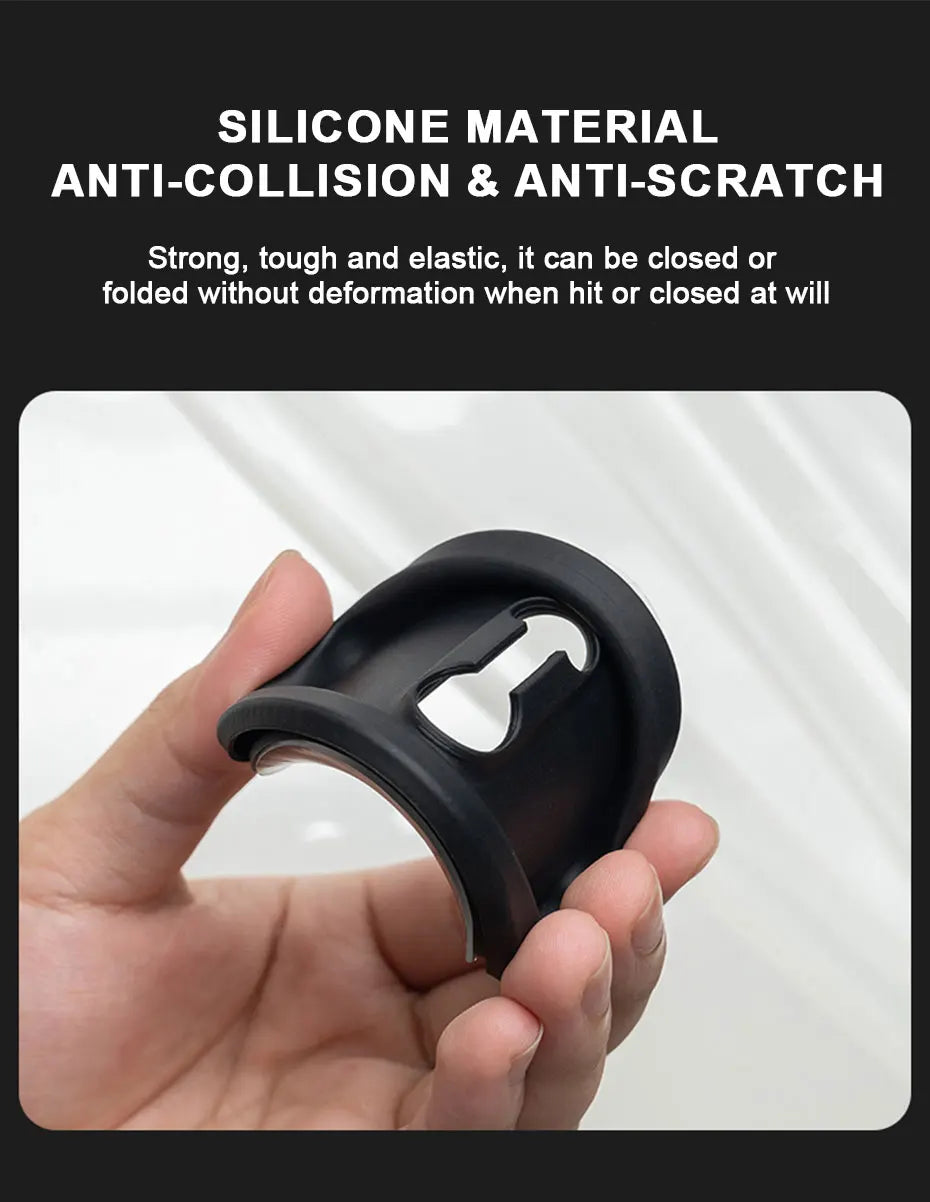 Une main tient un cache de protection anti-collision et anti-rayure en silicone pour serrure de porte noire.