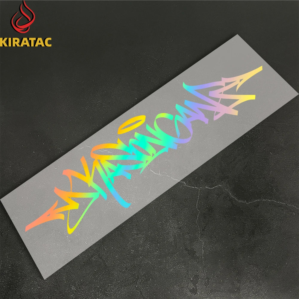 Eine Folie aus hellgrauem Vinyl mit farbenfroher Wildstyle-Graffiti-Schrift auf dunklem Hintergrund.
