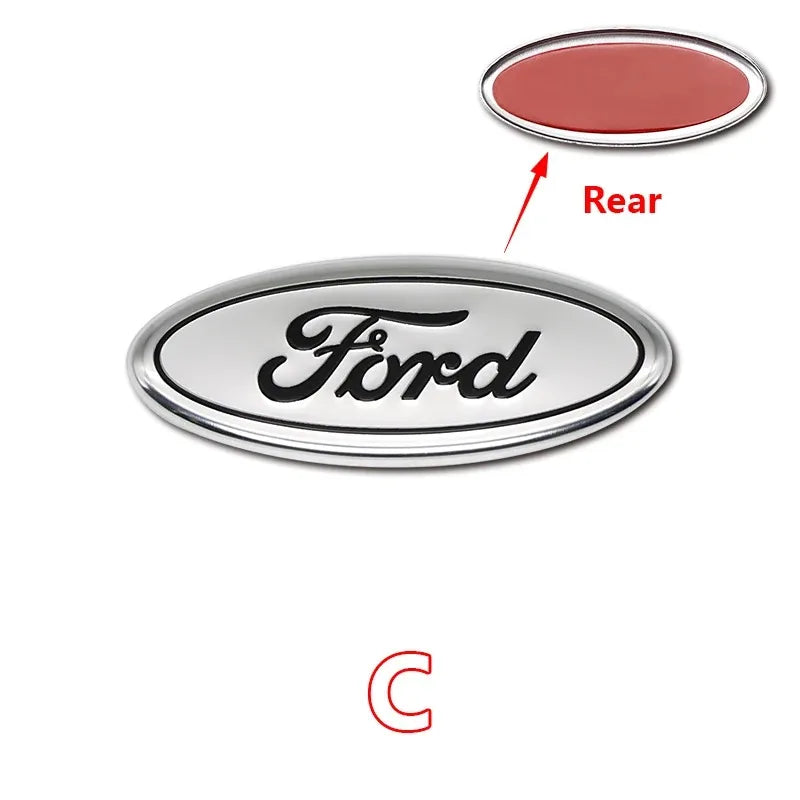 Silber ovales Aufkleber mit dem Ford-Logo und einem roten Pfeil nach hinten.