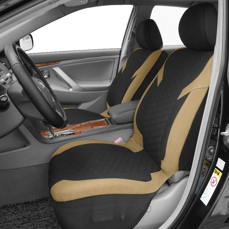 Schwarze und beige universelle Autositzeinlagen mit Honigwabenstickerei, gezeigt im Auto