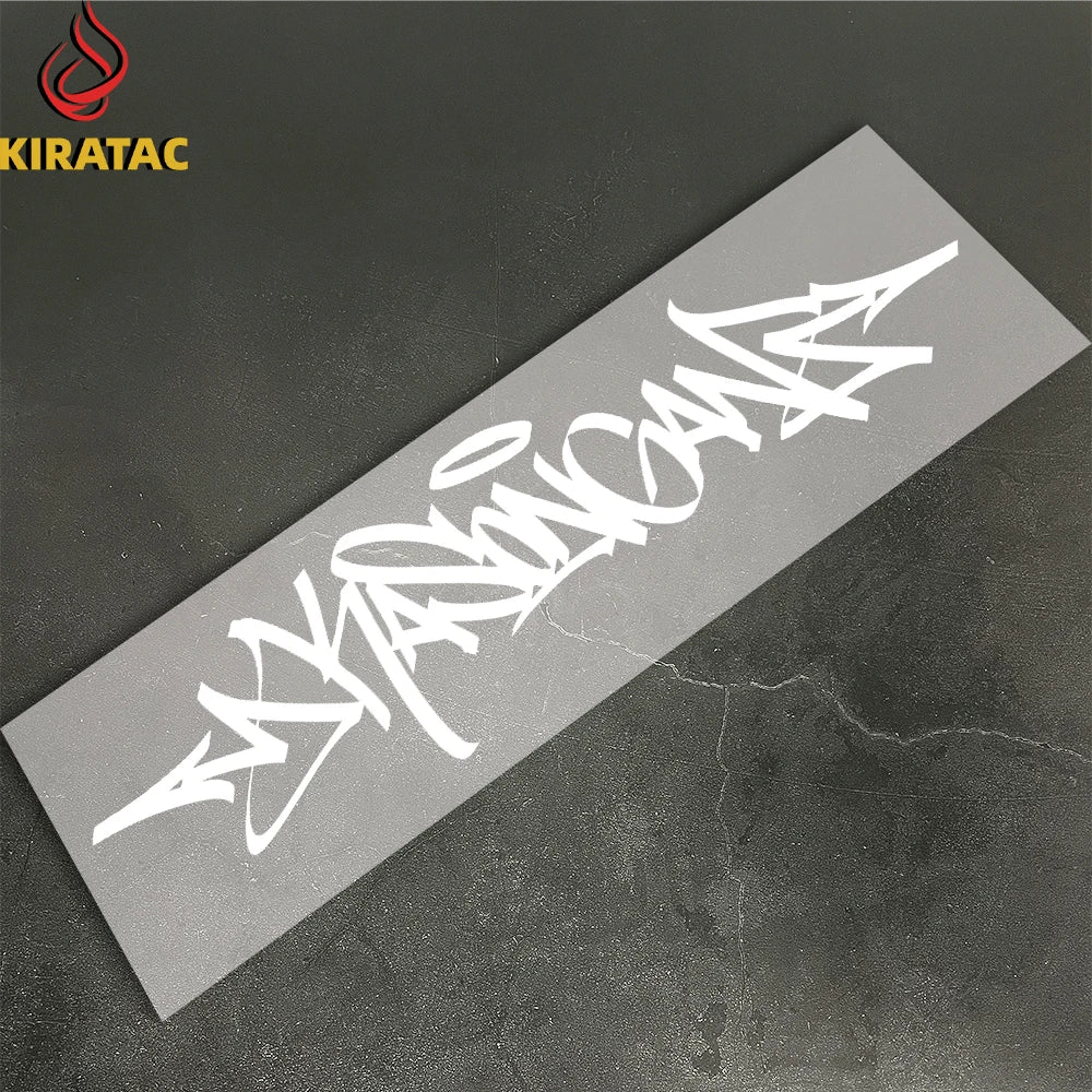 Weiße Wildstyle-Graffiti-Vinyl-Aufkleber auf dunkler Oberfläche