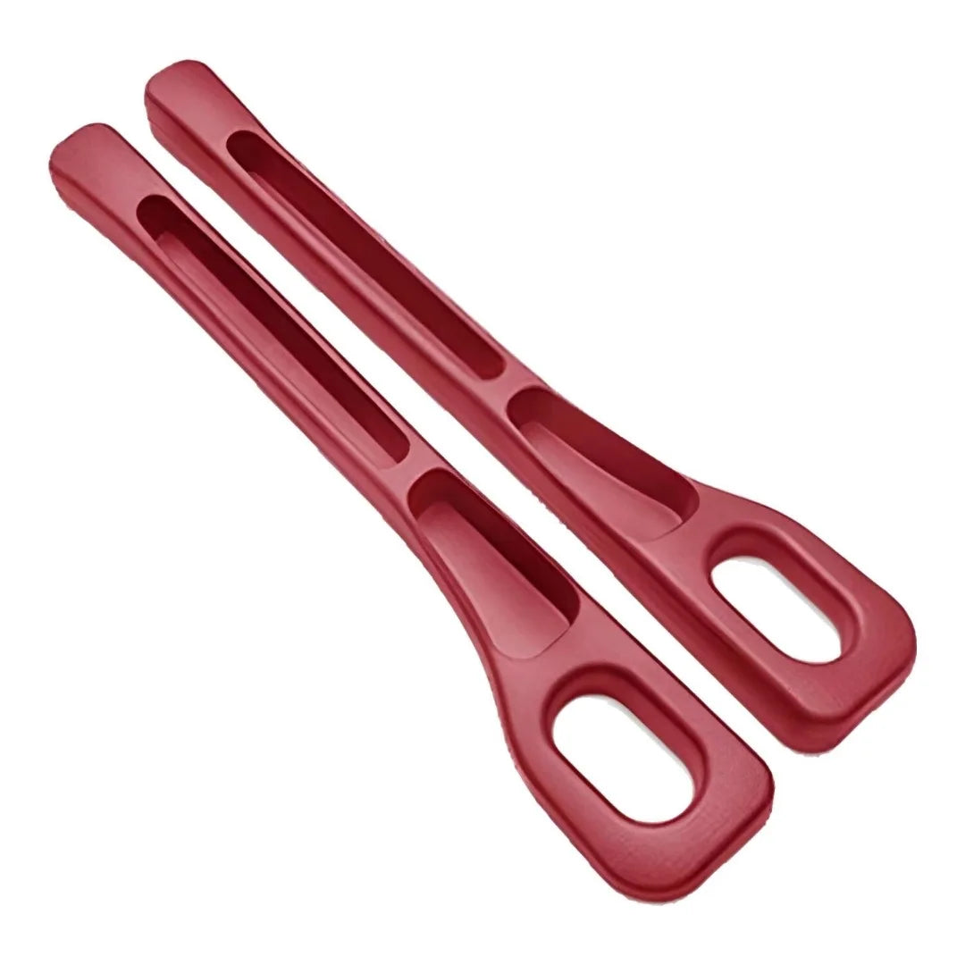 Deux bandes de rangement à fente sur siège auto rouge-rose montrées en diagonale.