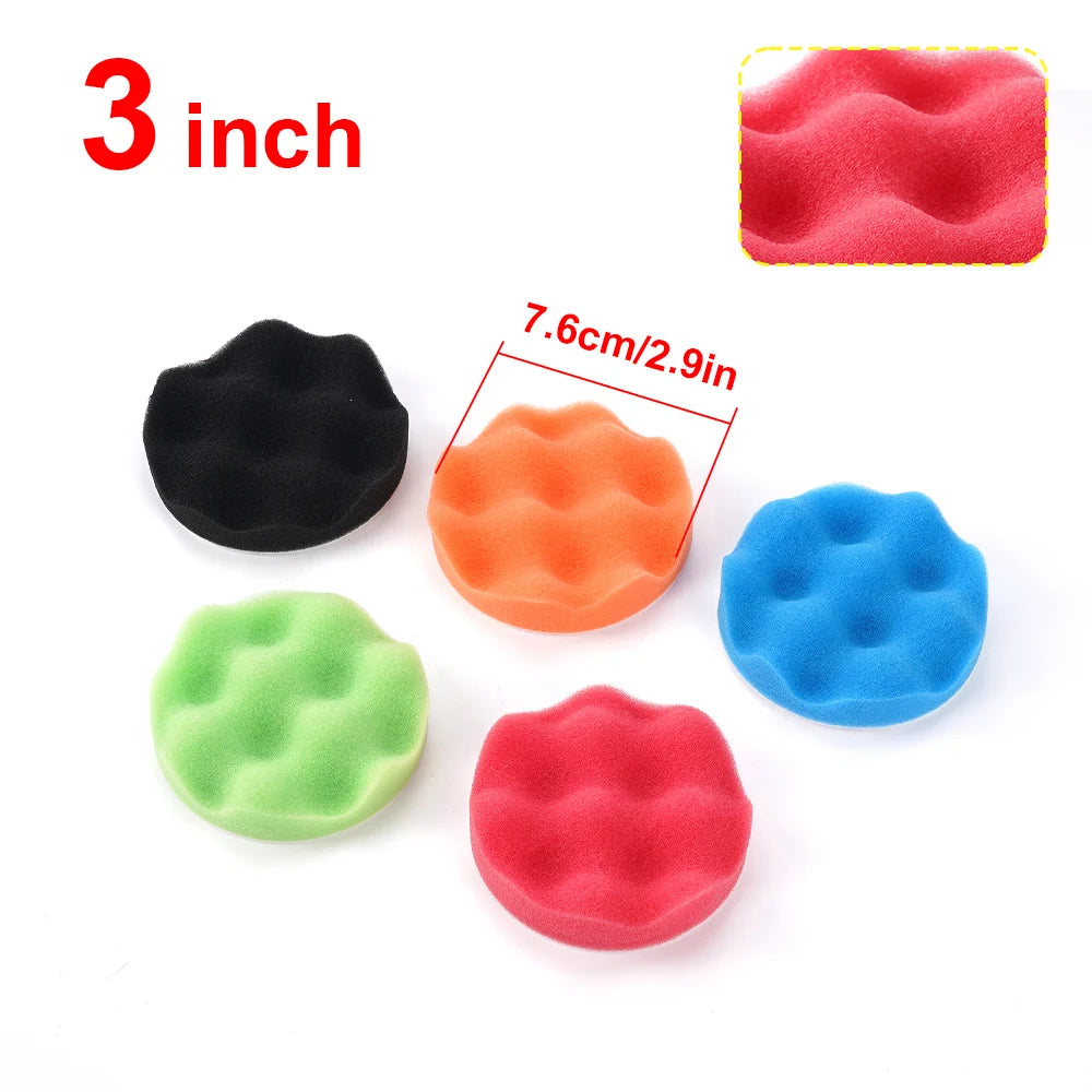 Un juego de tres almohadillas de espuma para pulir coches de varios tamaños en colores negro, naranja y azul.