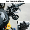 Support pour bouteille d'eau noire pour vélos électriques, monté sur le guidon d'une moto.