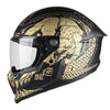 Casco de motocicleta negro con gráficos tribales dorados y visor transparente.