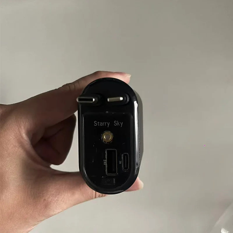 Eine Hand hält ein schwarzes 4-in-1 ausziehbarer Auto-Handy-Ladegerät mit Beleuchtung.