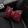 Almohada de cuello de coche de cristal y pedrería roja sobre un asiento de coche negro.