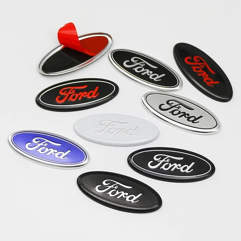 Sammlung von Kohlefaser-Lenkrad-Zieraufklebern in Rot, Schwarz, Silber und Blau für Ford-Fahrzeuge.