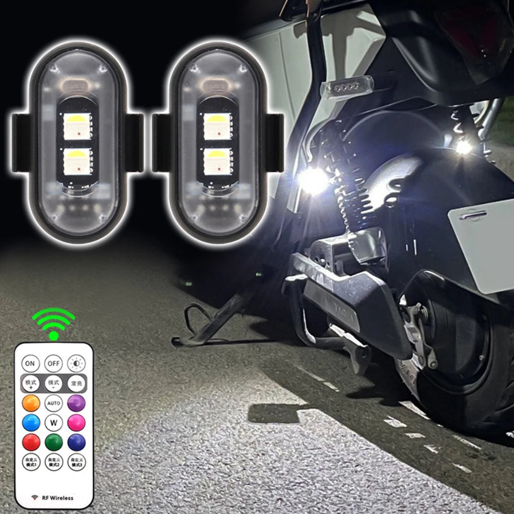 Nahaufnahme von mehrfarbigen RGB-LED-Warnflimmern, montiert an einem Fahrzeug, neben einer Fernbedienung.