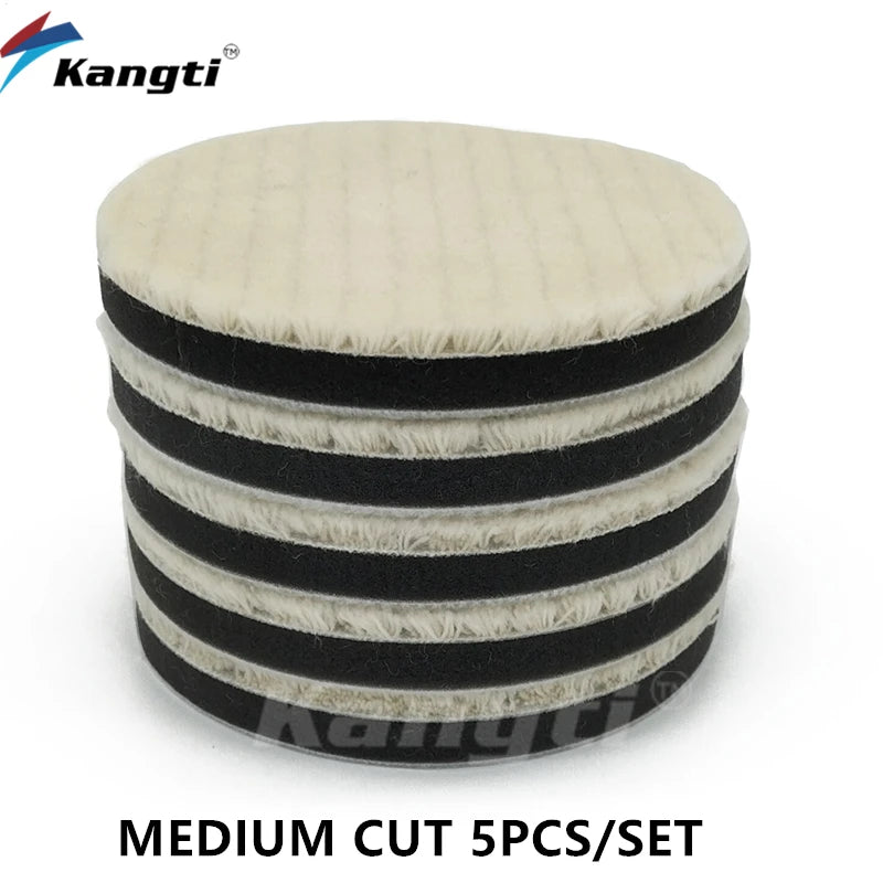Set aus fünf mittelgroßen schwarzen und weißen Schaumpolierpads für das Karpolish.