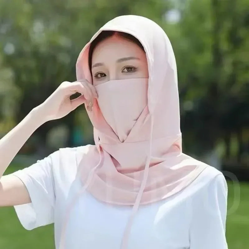 Une femme portant un masque facial respirant rose pâle et un haut blanc à l'extérieur.