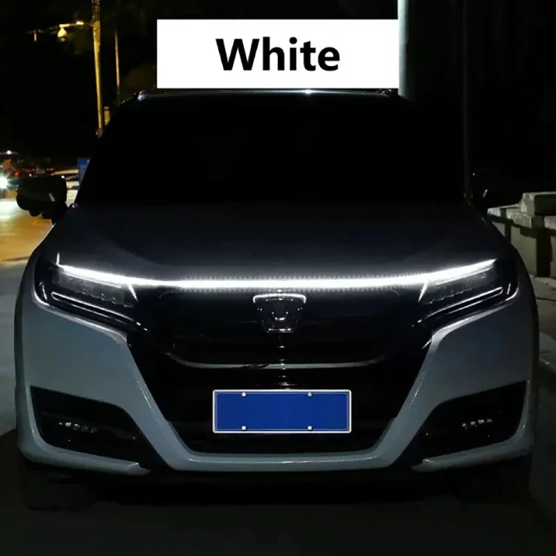 Primer plano del capó de un vehículo blanco con una luz diurna LED.
