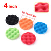 Un juego de cuatro almohadillas de espuma para pulir coches en colores negro, naranja, verde y azul.