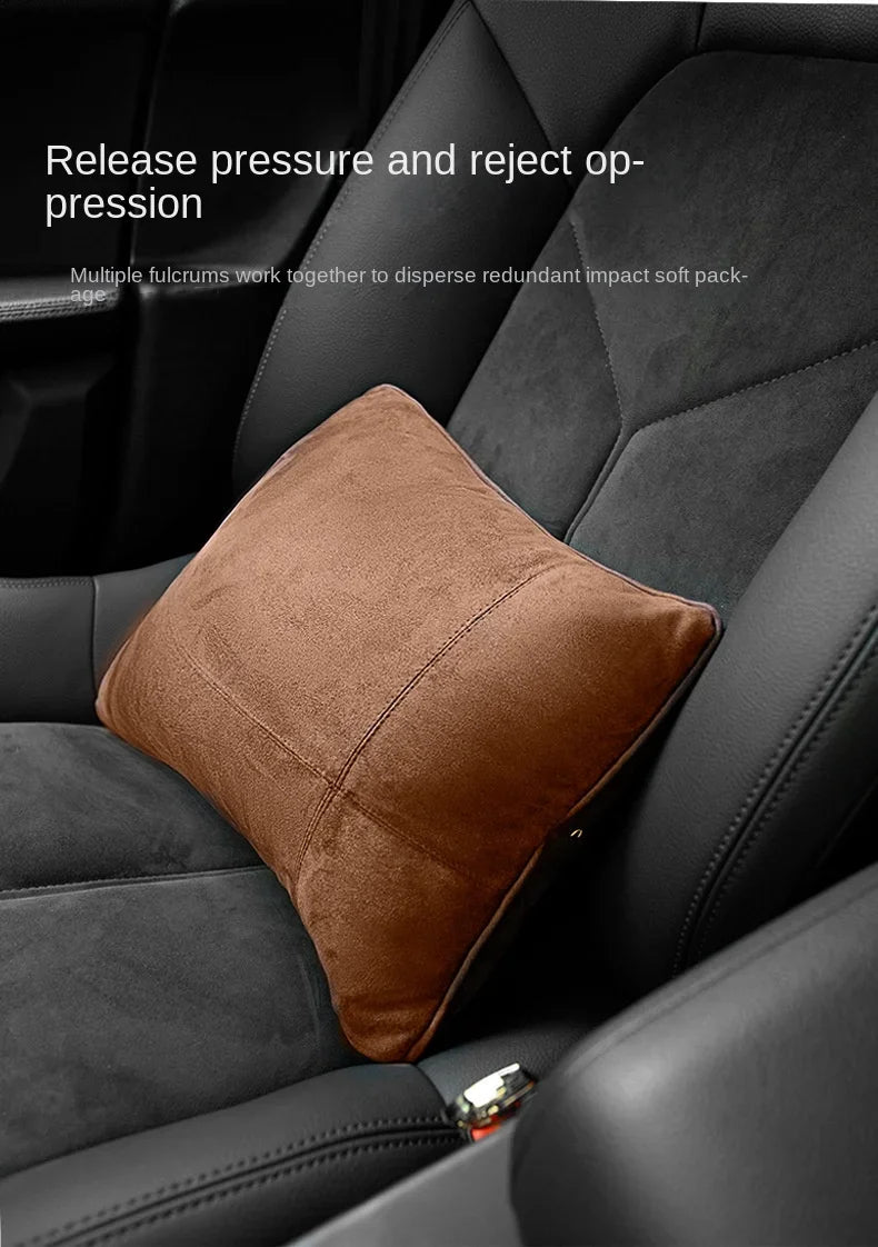Un coussin de soutien au cou marron posé sur un dossier de voiture noir, conçu pour soulager la pression et rejeter l'oppress