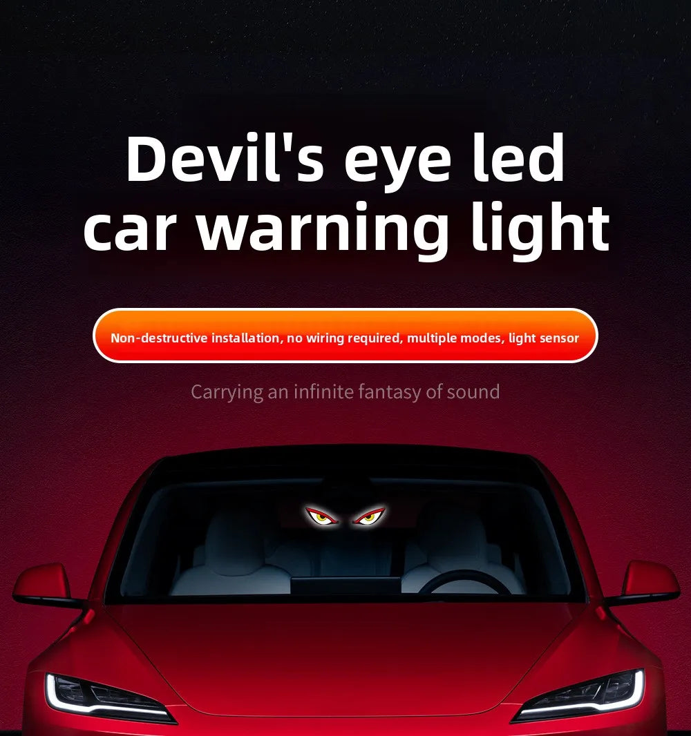 Coche rojo con luz de advertencia LED de ojo de diablo instalada en el parabrisas frontal.