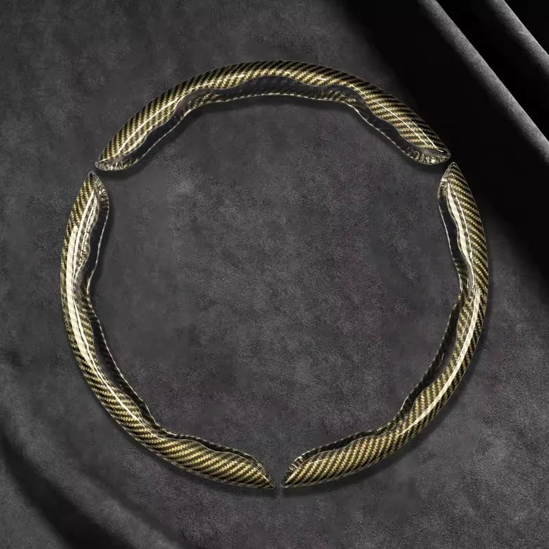 Premium-Lenkradabdeckung aus Kohlefaser mit strukturiertem, gewebtem Muster auf dunklem Hintergrund.