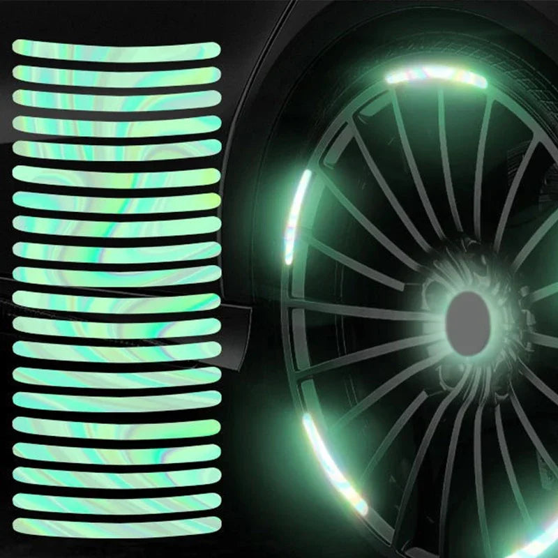 Gros plan sur une roue de voiture ou de moto avec des autocollants verts brillants et un motif à fentes verticales.