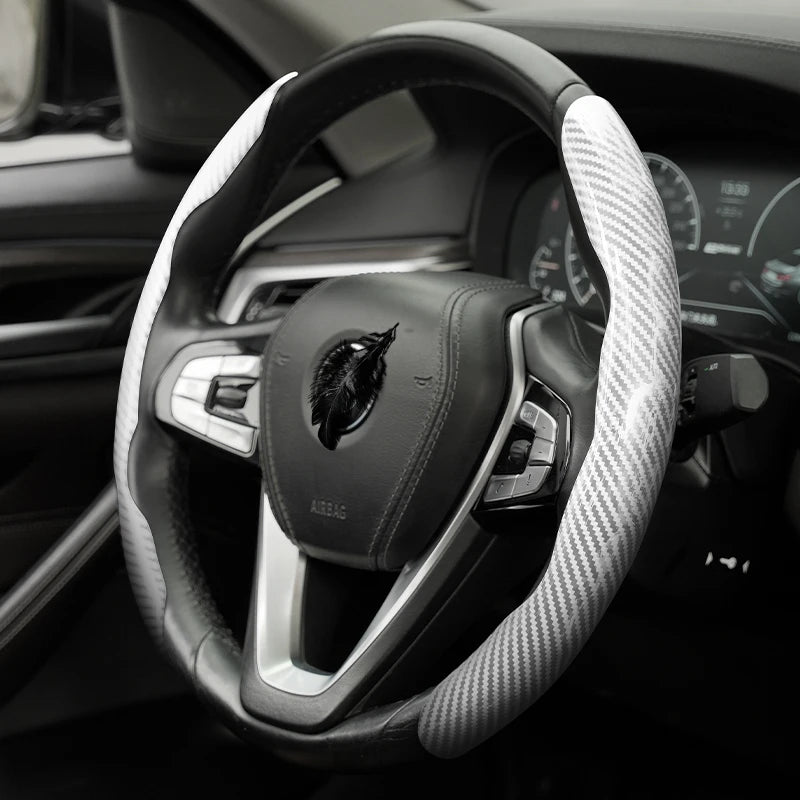 Gros plan d'un volant noir avec une gaine de grip en fibre de carbone et un revêtement en cuir.