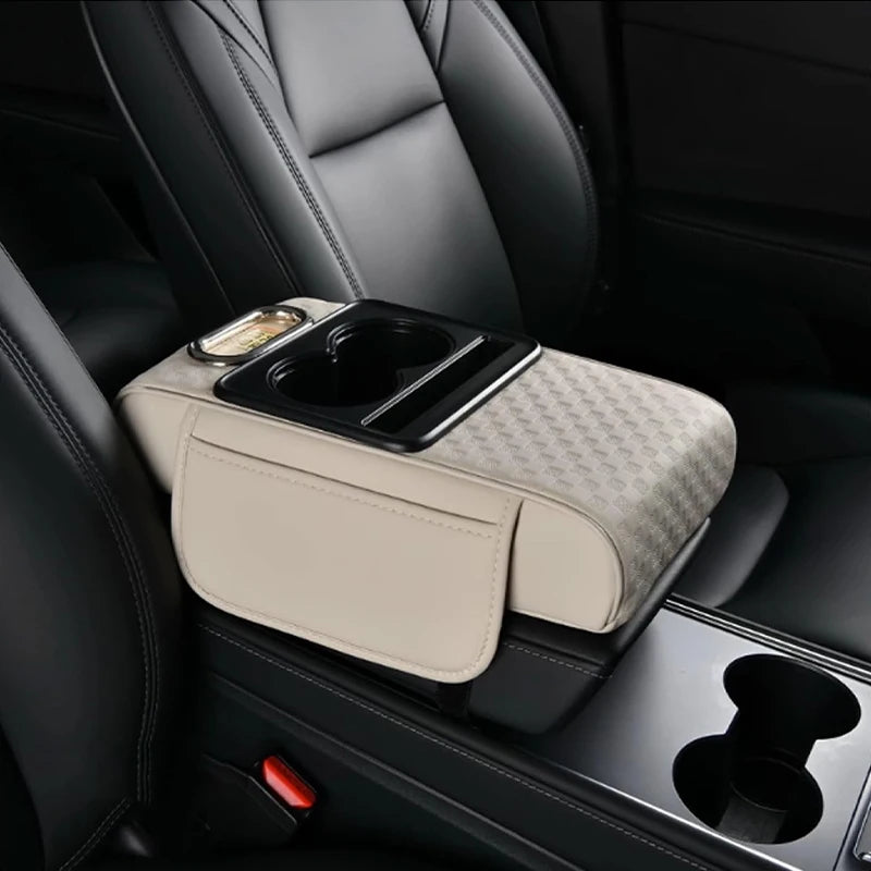 Beige multifunktionale PU-Leder-Armlehne mit Getränkehaltern auf einem schwarzen Autositz.