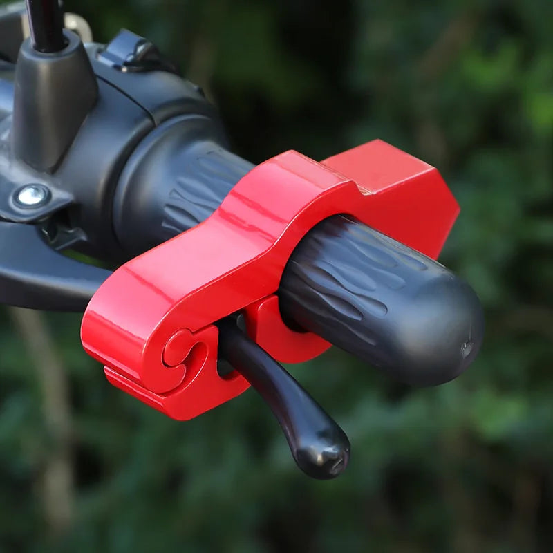 Gros plan sur le mécanisme de verrouillage des guidons d'une moto et d'un ATV rouge et durable.