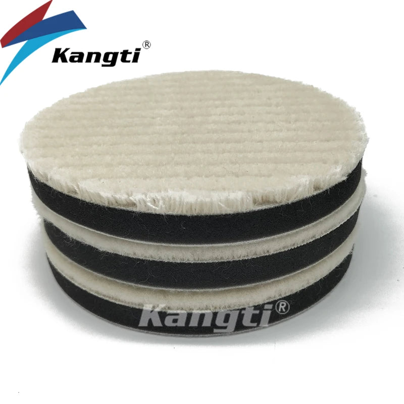 Stapel von schwarz-weißen Hochdruck-Polierpads für Karosseren mit Kangti-Branding