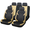 Ein Set schwarzer und heller Carseat-Abdeckungen mit Honigwabenstickerei.