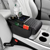 Schwarzer multifunktionaler Armlehnenorganizer mit kabellosem Ladepad und Getränbebecher im Auto-Innenraum.