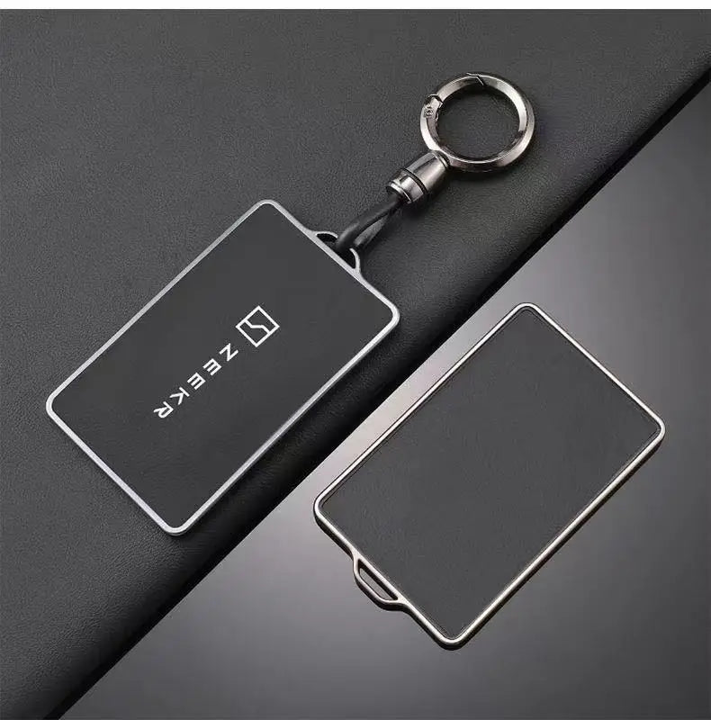Support de protection NFC noir avec anneau métallique, montré sur fond sombre.