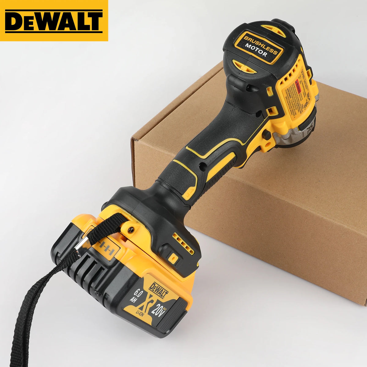Perceuse-visseuse sans fil DeWalt 20V à batterie jaune et noire, à balais, posée sur une boîte en carton.