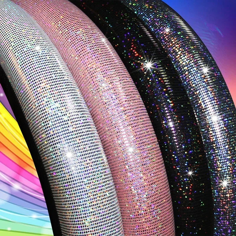Nahaufnahme eines funkelnden Kristall-Diamant-Lenkrad-Cover mit irisierenden rosa und silbernen Texturen.
