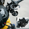 Gros plan d'un porte-cup de moto noir réglable à 360° monté sur une moto.