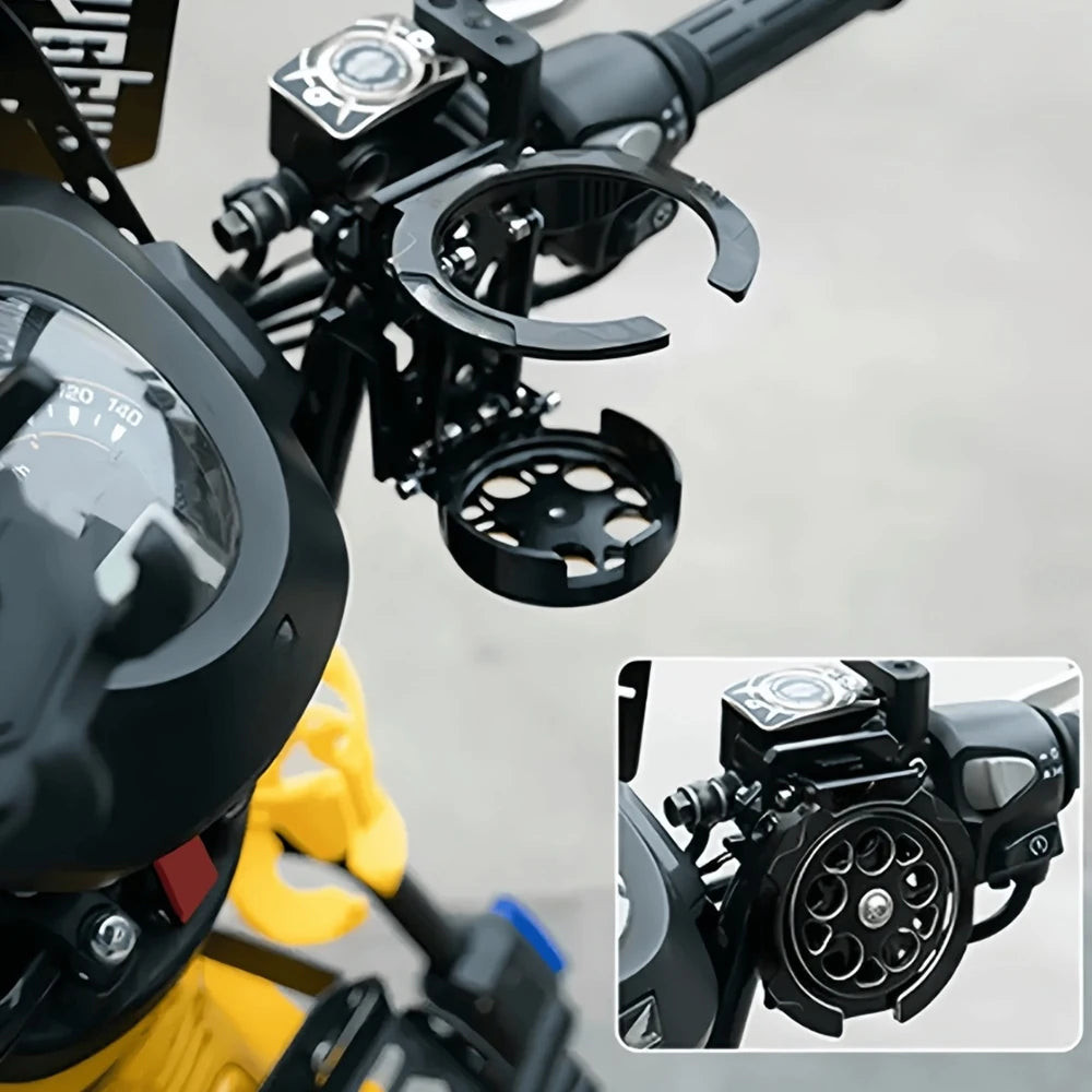 Gros plan d'un porte-cup de moto noir réglable à 360° monté sur une moto.