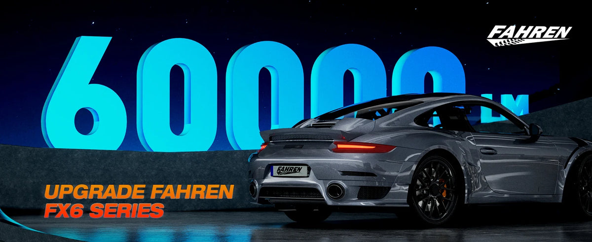 Une voiture de sport Fahren FX6 grise avec le grand numéro 6000 visible en arrière-plan.