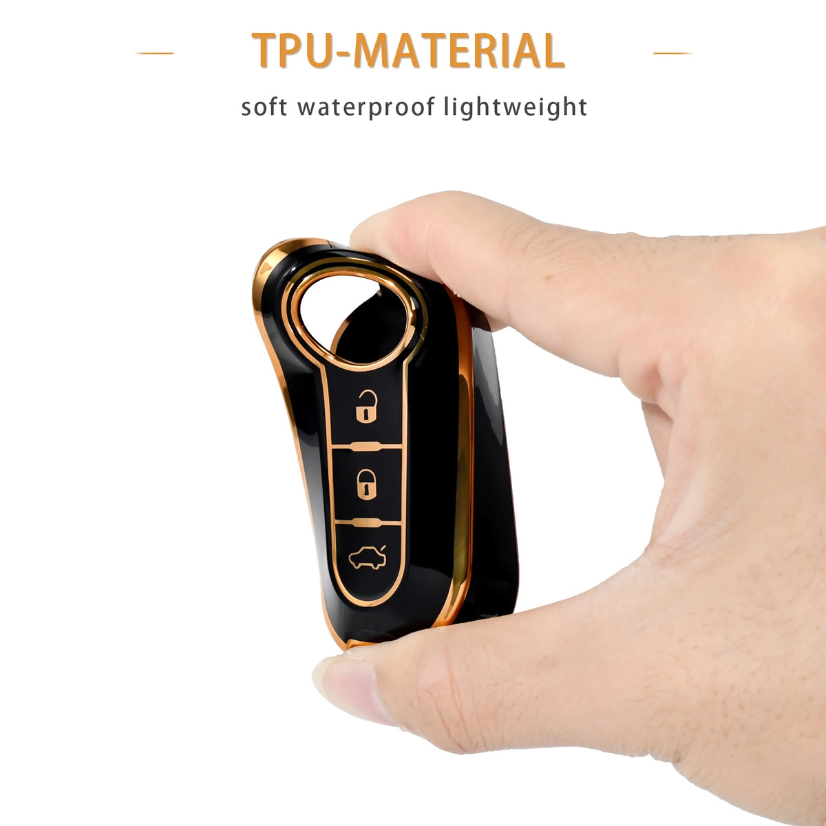 Une main tient une coque de clé de voiture en TPU noire avec des accents dorés.