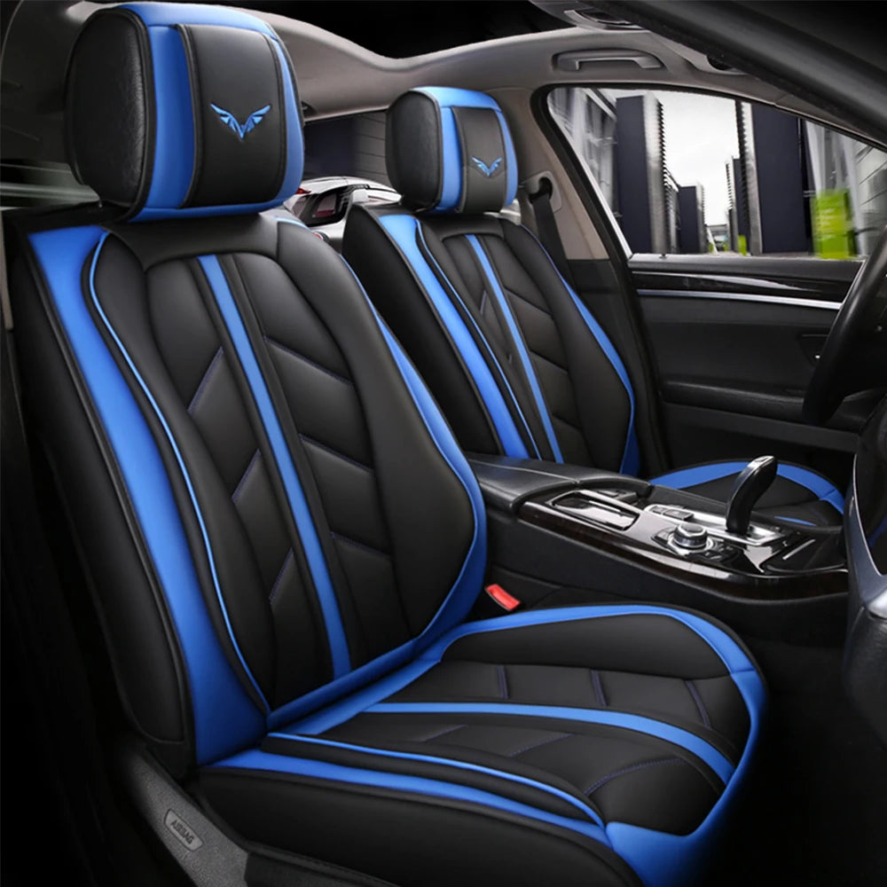 Schwarze und blaue universelle Autositzeinlagen in Hyundai-Innenraum.