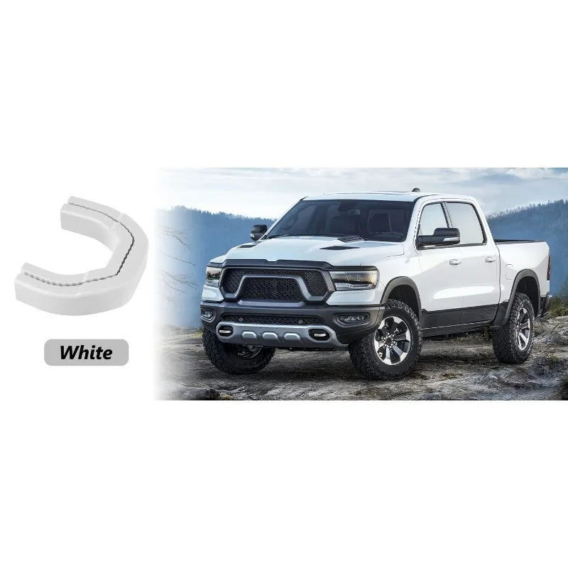 Cubiertas de gancho de remolque blancas para una camioneta Dodge RAM 1500.