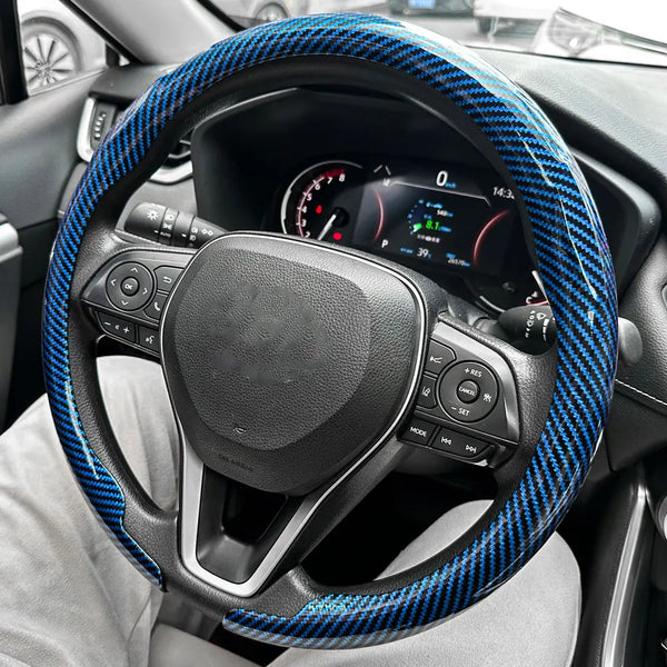 Schwarzes Lenkrad mit blauem Carbonfaser-Wrap und digitaler Instrumententafel im Auto.