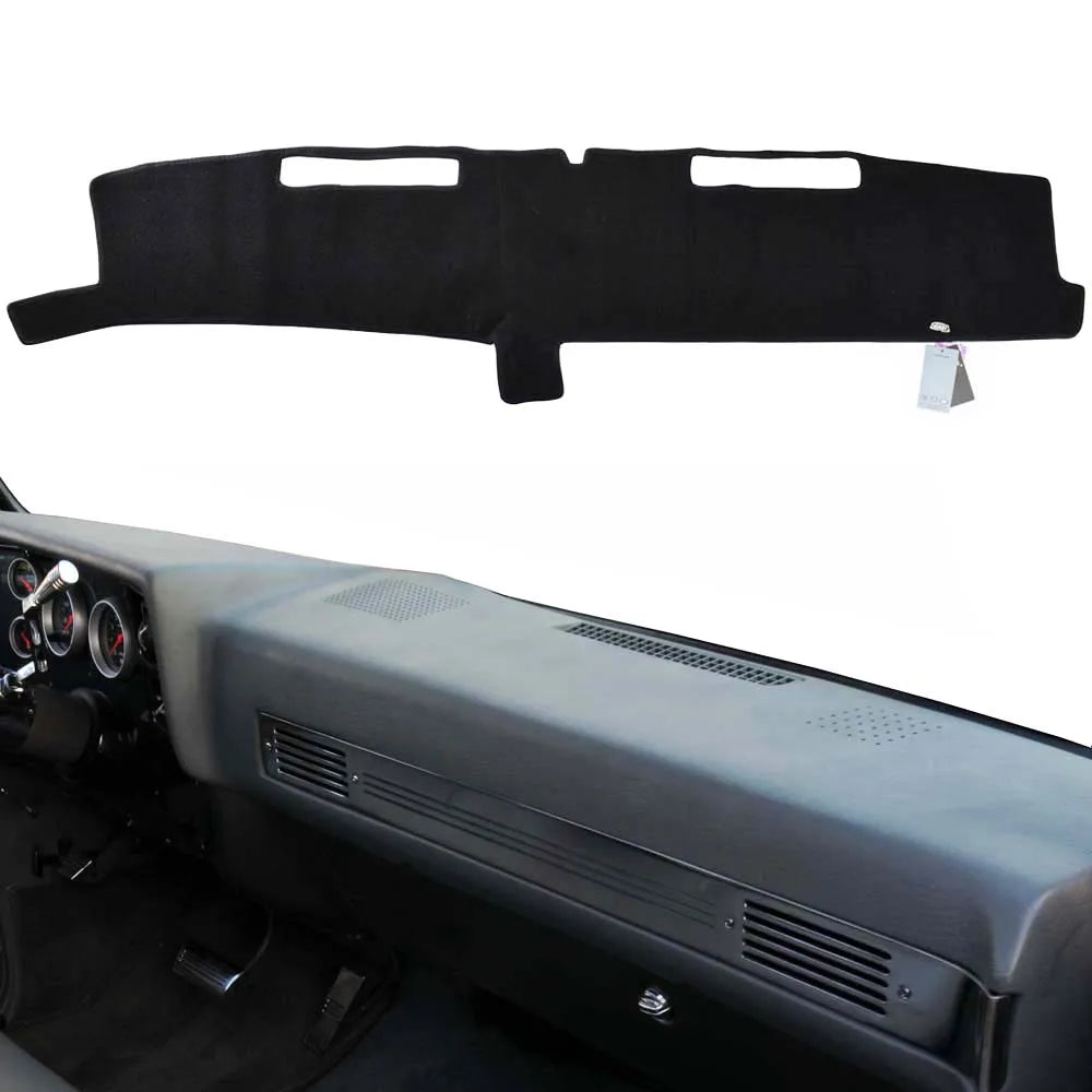 Schwarze Armaturenbrettabdeckung für einen LKW, Nahaufnahme.