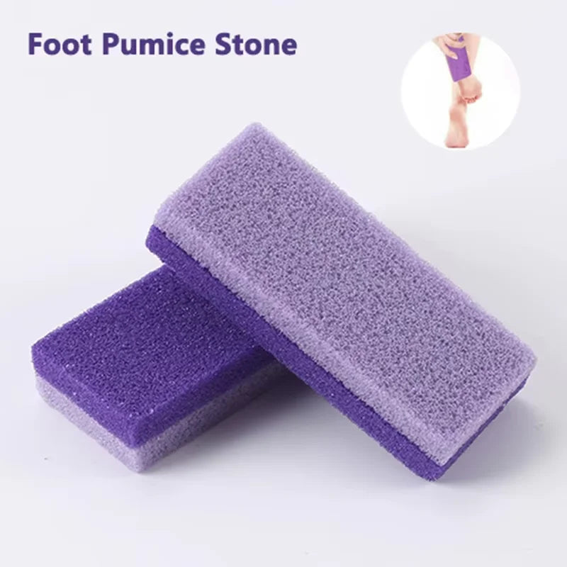 Pierre de pumice violette et une main tenant une pierre de pumice pour retirer les peaux mortes