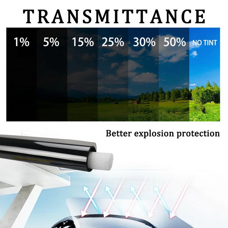 Primer plano de una película de calor reflectante aplicándose en la ventana de un coche.