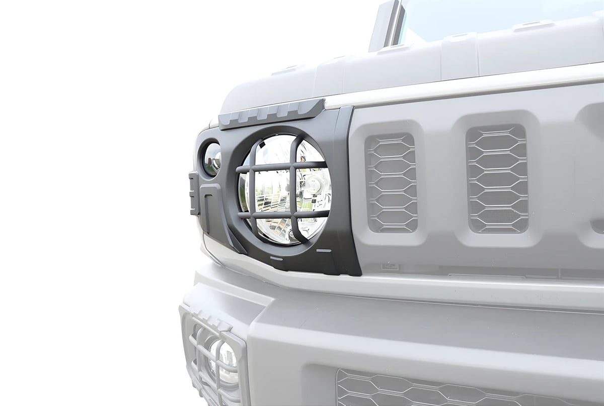 Gros plan sur la calandre et les phares d'un Suzuki Jimny blanc avec éclairage LED après-vente.