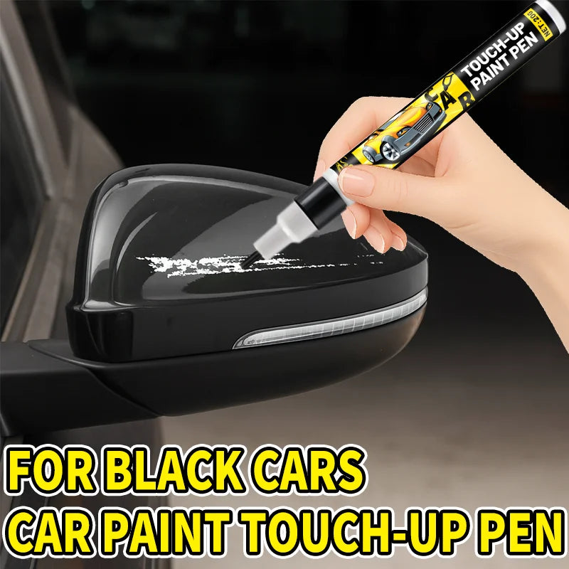 Eine Hand trägt mit einem professionellen Lackstift schwarze Korrekturen auf die Karosserie eines Autos auf.