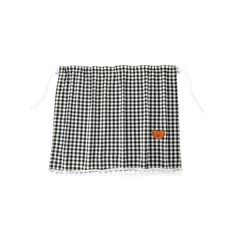 Visera de sombra a cuadros blanco y negro con diseño de oso de dibujos animados para ventana de coche.