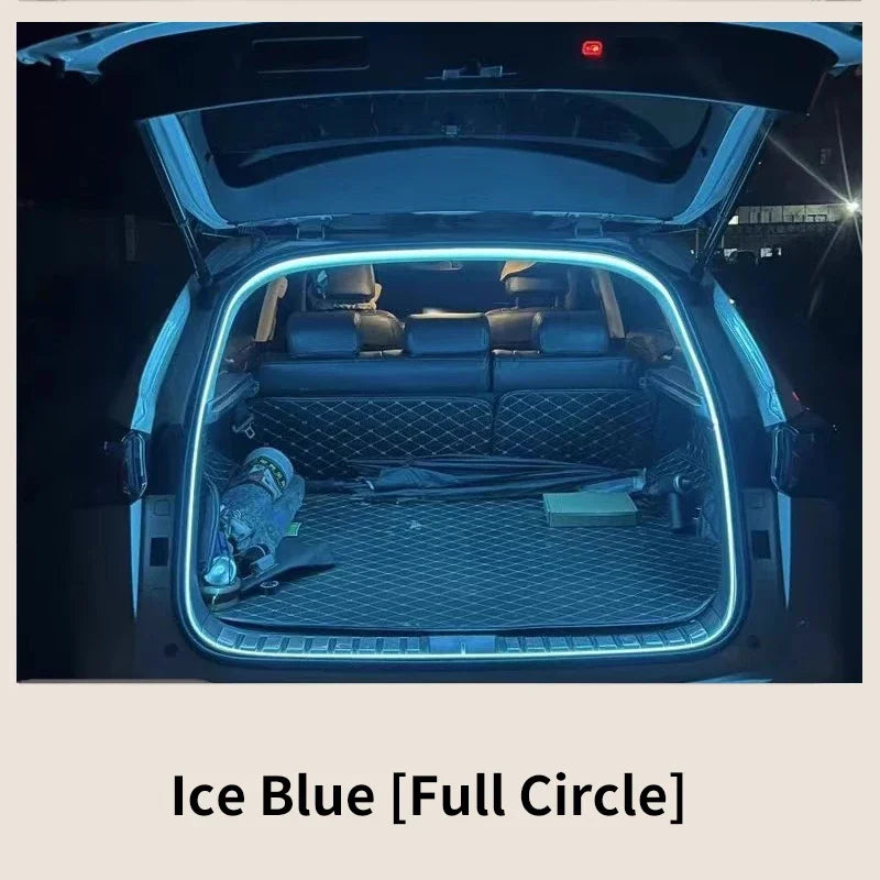 Bande lumineuse LED bleu glace circulaire illuminant l'intérieur du coffre d'une voiture.
