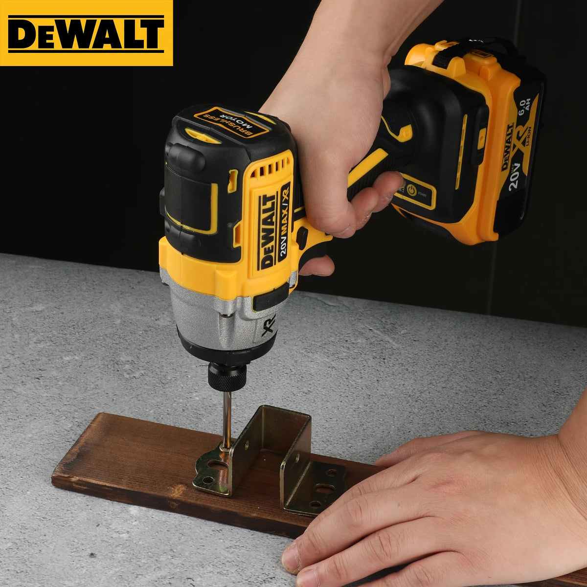 Une main utilise une perceuse sans fil DeWalt 20V jaune et noir pour visser du bois.