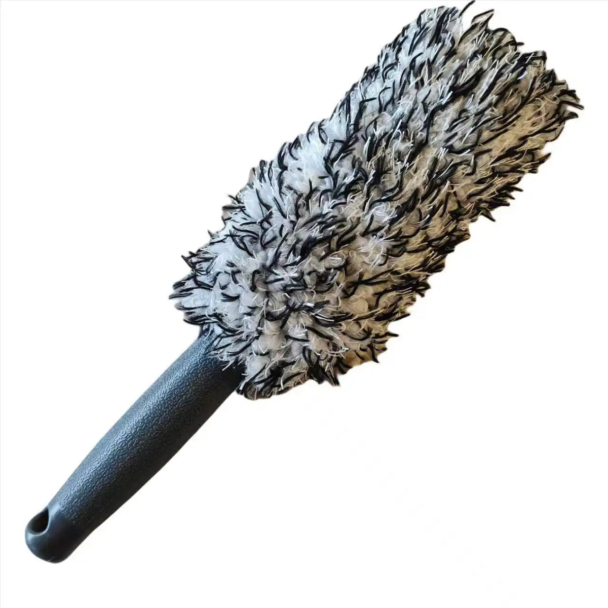 Poignée noire avec une tête de brosse hérissée pour nettoyer les jantes de pneus.