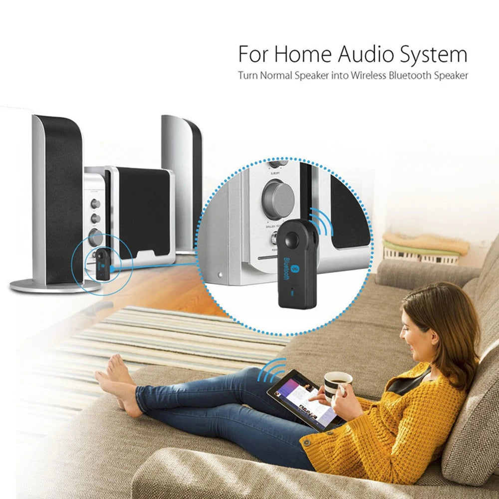 Une femme utilise un adaptateur Bluetooth pour connecter une enceinte normale à son téléphone pour l'audio domestique.