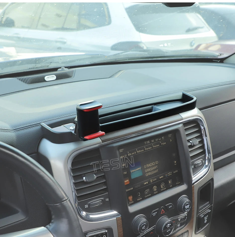 Innenansicht eines Fahrzeugarmaturenbretts mit einem Telefonhalter für die Mittelkonsole eines Dodge RAM