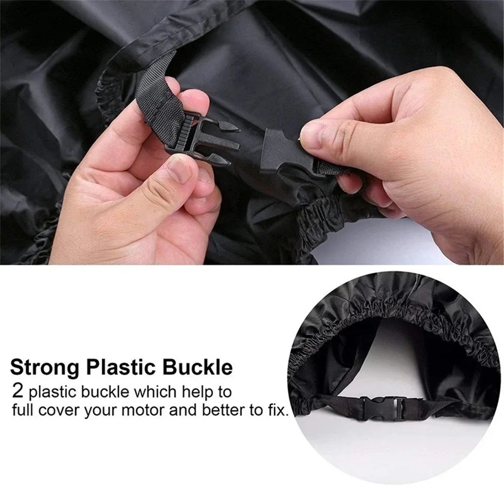 Gros plan sur une boucle en plastique noir utilisée pour fixer une housse de moto.